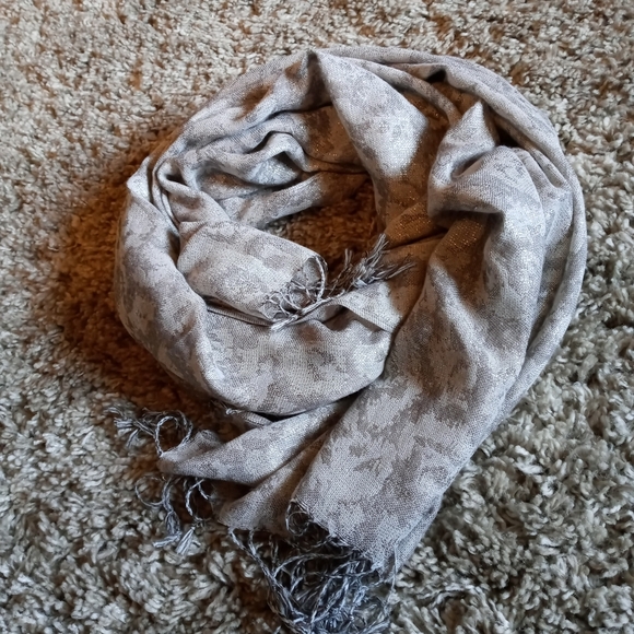 Silver and white oblong scarf - Picture 1 of 3